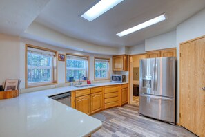 Microwave, oven, dishwasher, coffee/tea maker