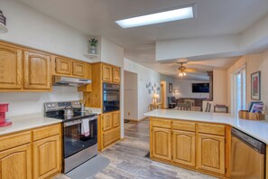 Microondas, horno, lavavajillas y cafetera y tetera 