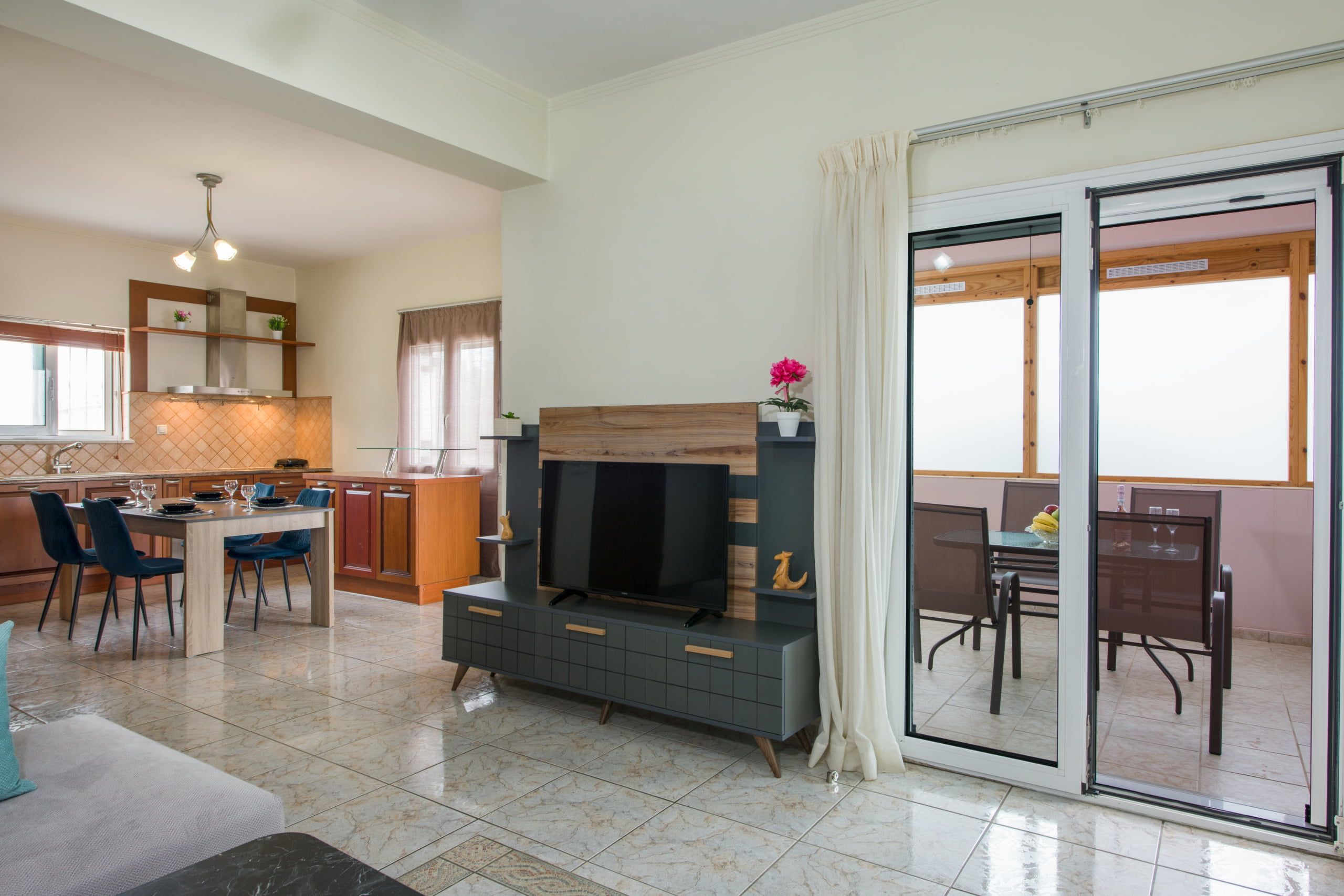 Ein modernes Wohnzimmer mit Kamin, Essbereich und Küche.
