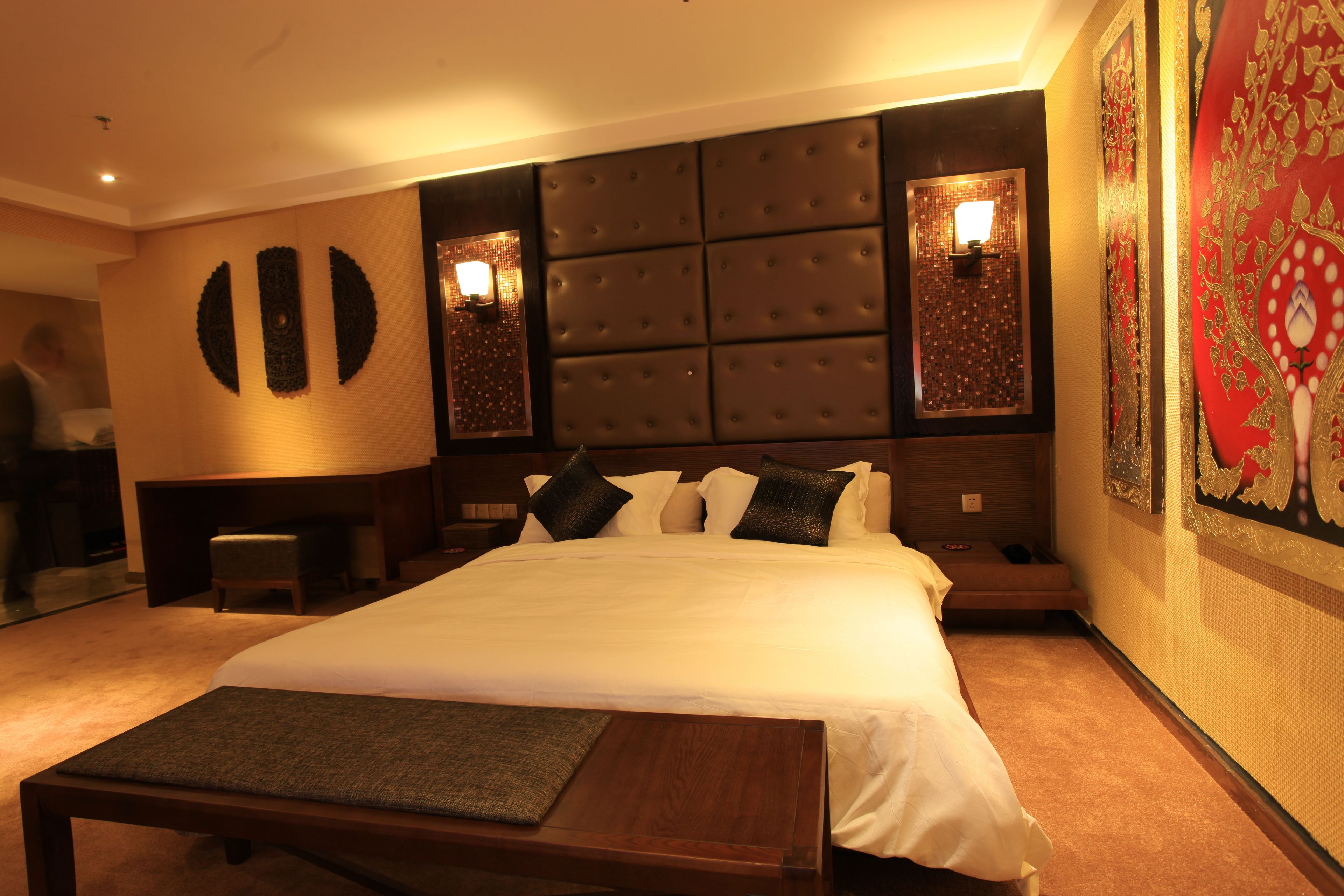 deluxe suite | desk, free wifi, bed sheets