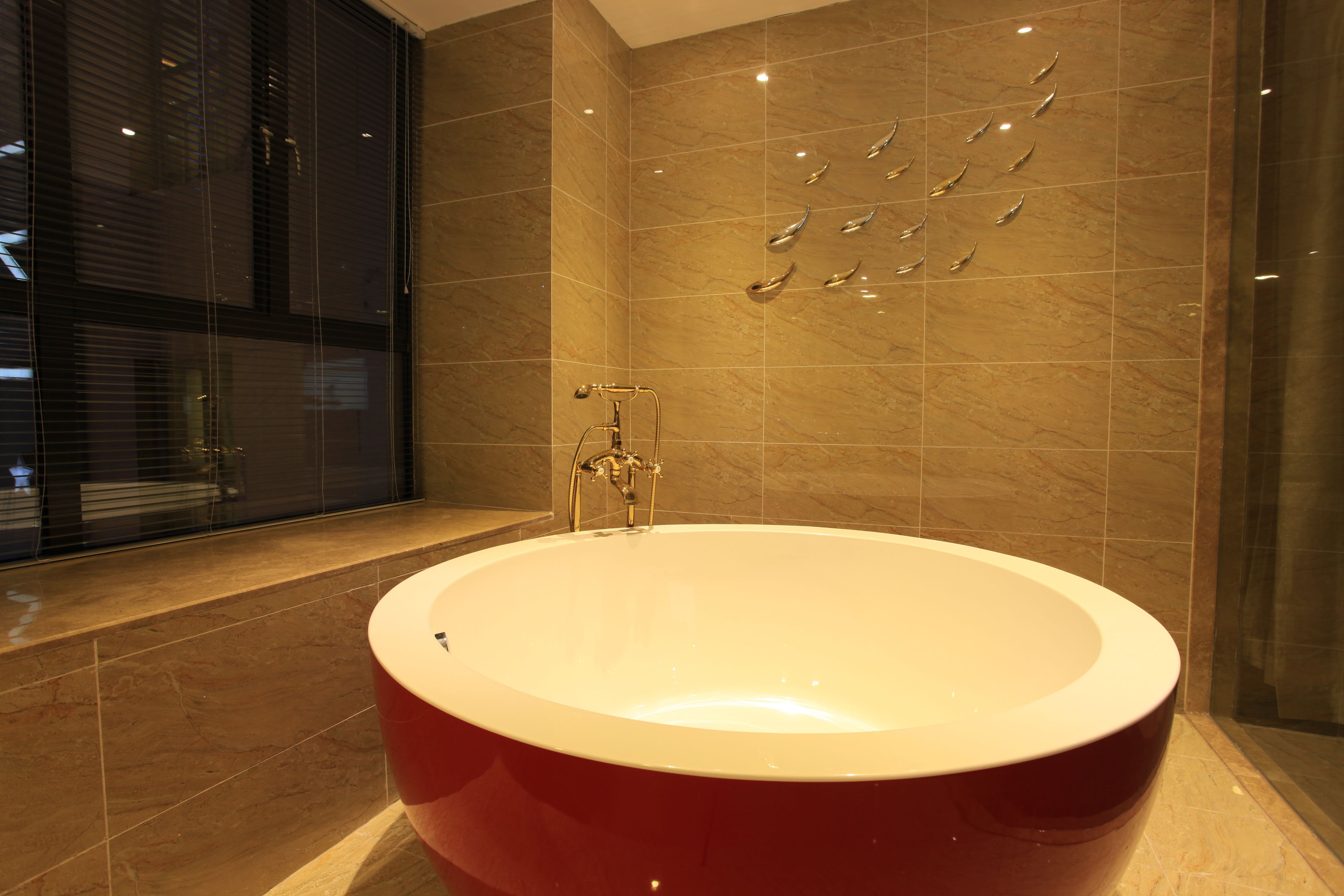 signature room (round bed) | bathroom amenities | combined shower/bathtub, free toiletries, hair dryer, slippers
