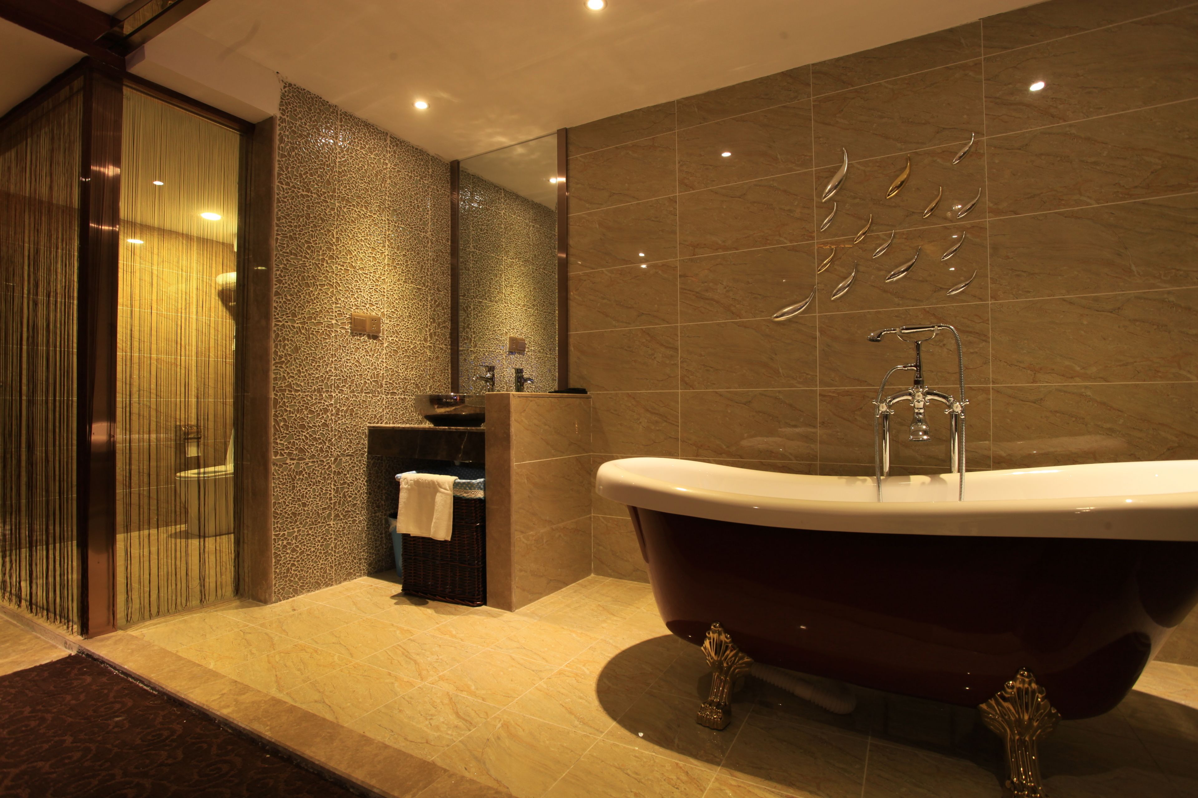 deluxe suite | bathroom | combined shower/bathtub, free toiletries, hair dryer, slippers