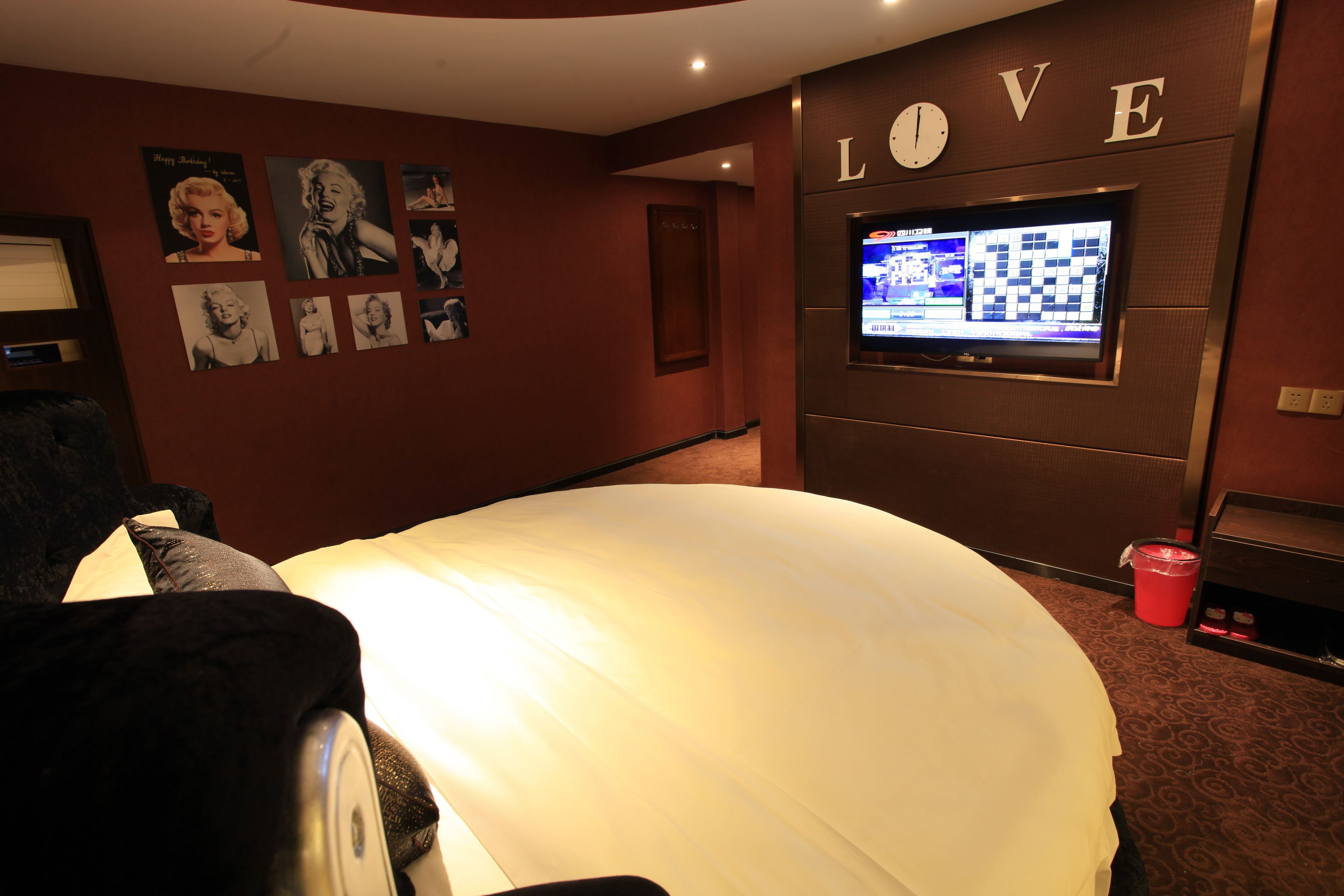 signature room (round bed) | desk, free wifi, bed sheets