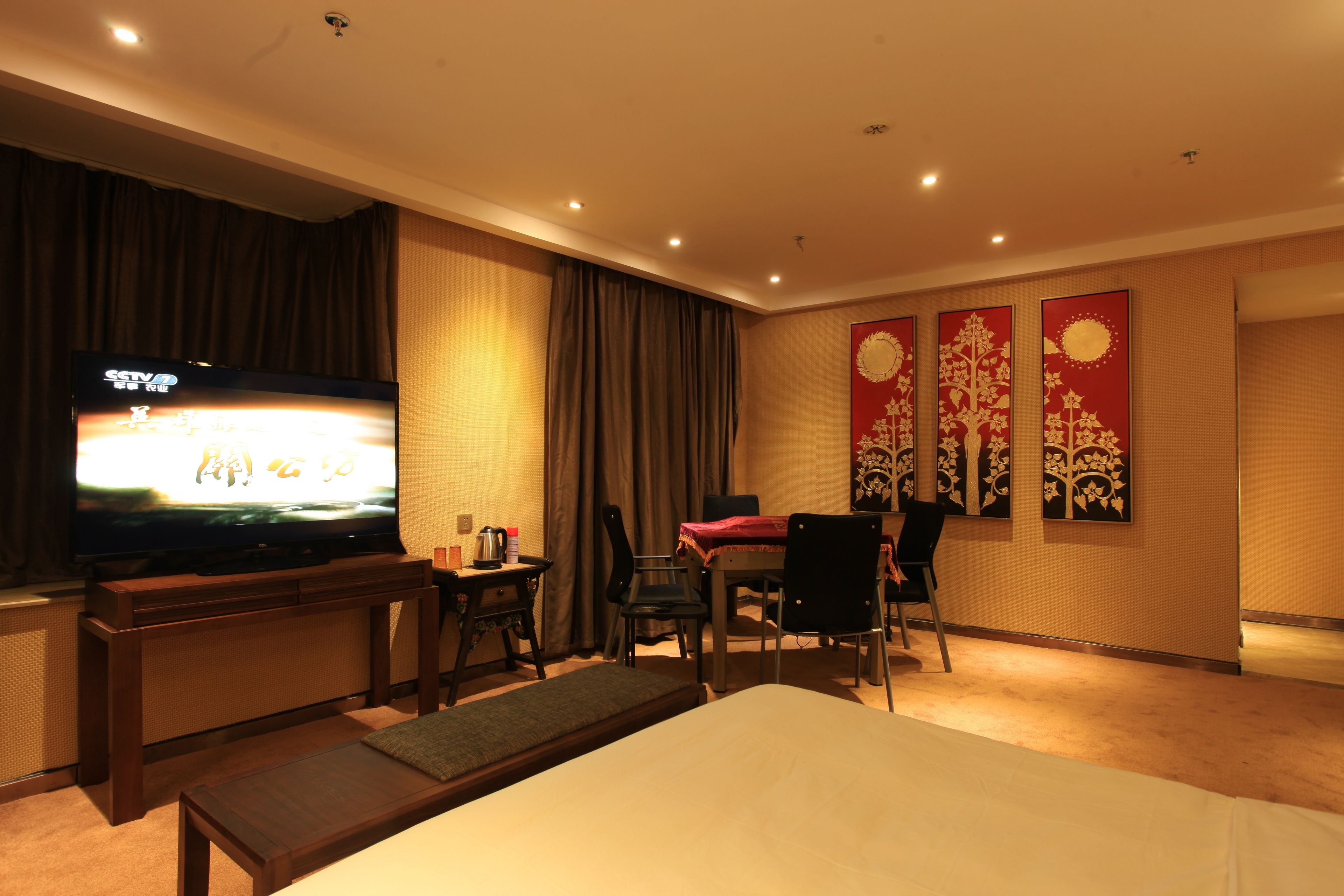 deluxe suite | desk, free wifi, bed sheets