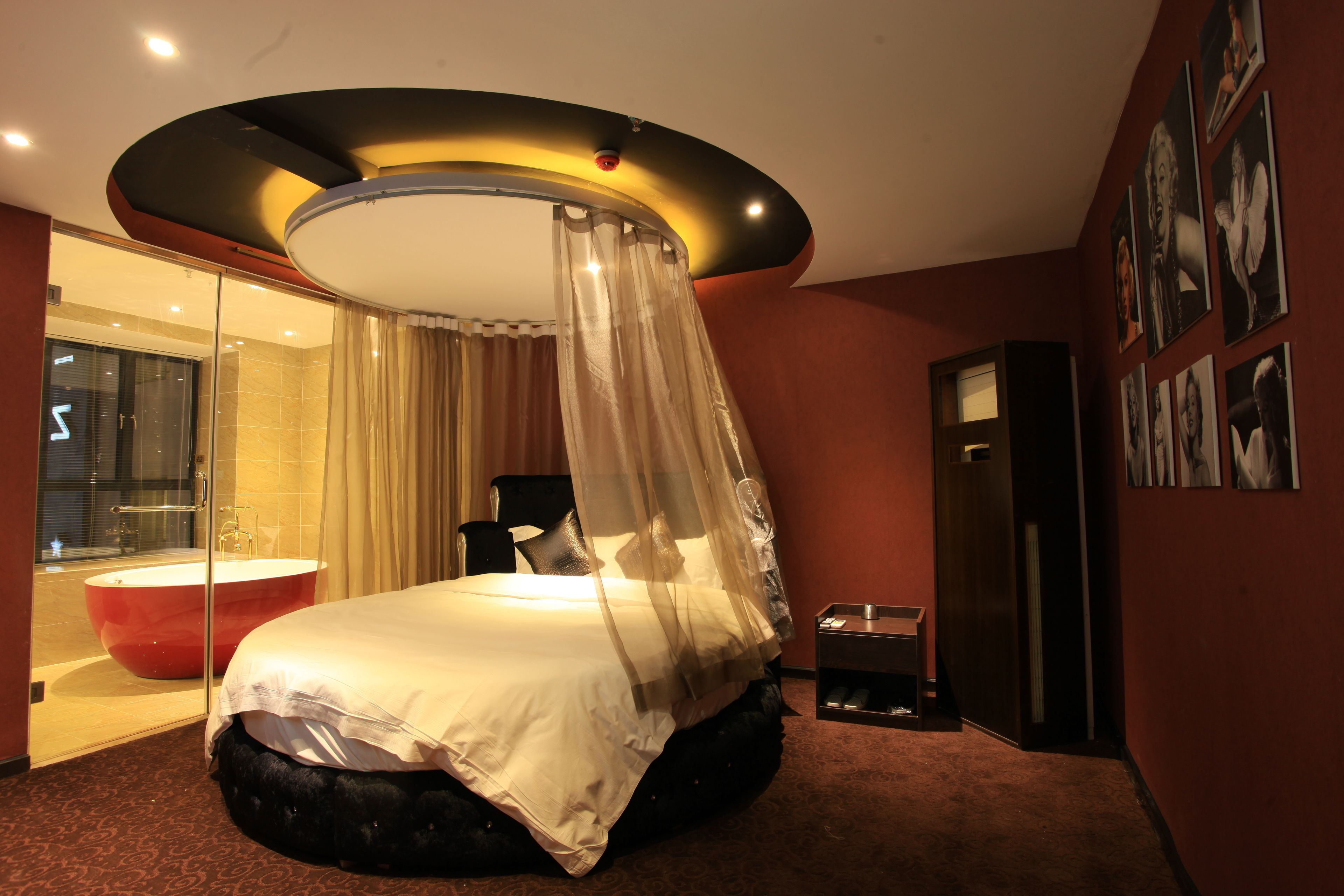 signature room (round bed) | desk, free wifi, bed sheets
