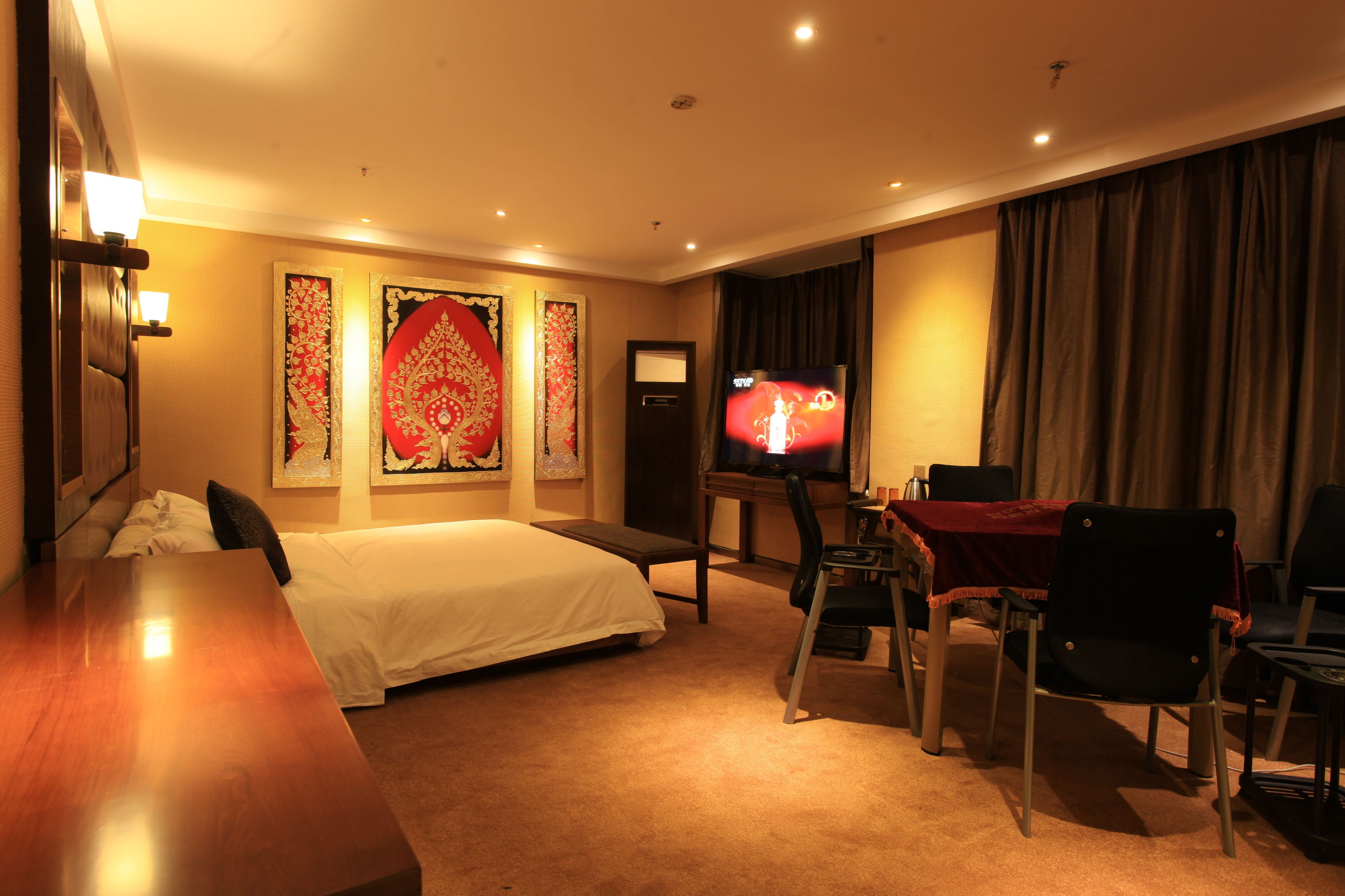deluxe suite | desk, free wifi, bed sheets