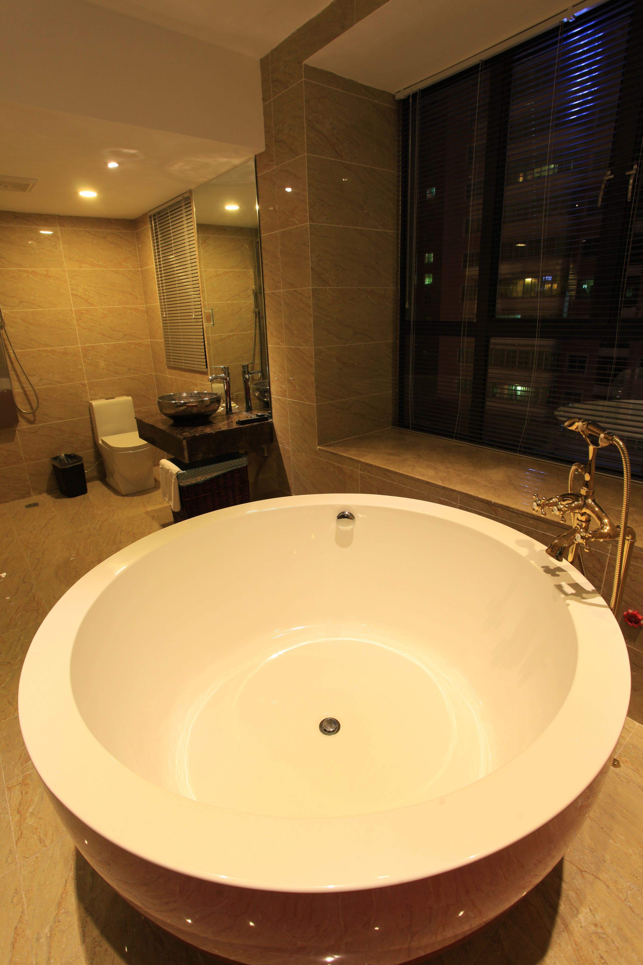 signature room (round bed) | bathroom | combined shower/bathtub, free toiletries, hair dryer, slippers