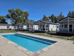 Outdoor pool, open 9:00 AM to 6:00 PM, pool loungers - Gulgong Tourist Park (Gulgong)