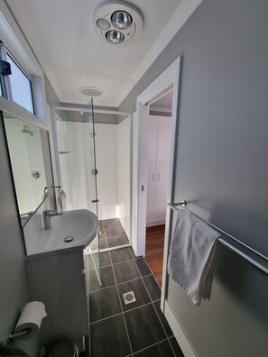 Villa de lujo | Baño | Cabezal de ducha tipo lluvia, secador de pelo y toallas