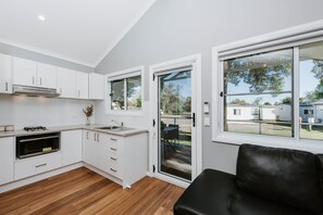 Microondas, tetera/pava eléctrica, tostadora, utensilios de cocina