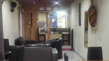 Daily cooked-to-order breakfast (ZAR 70 per person)