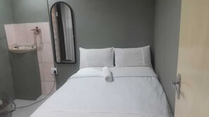 Habitación doble, baño compartido | Escritorio, tabla de planchar con plancha, wifi gratis y ropa de cama