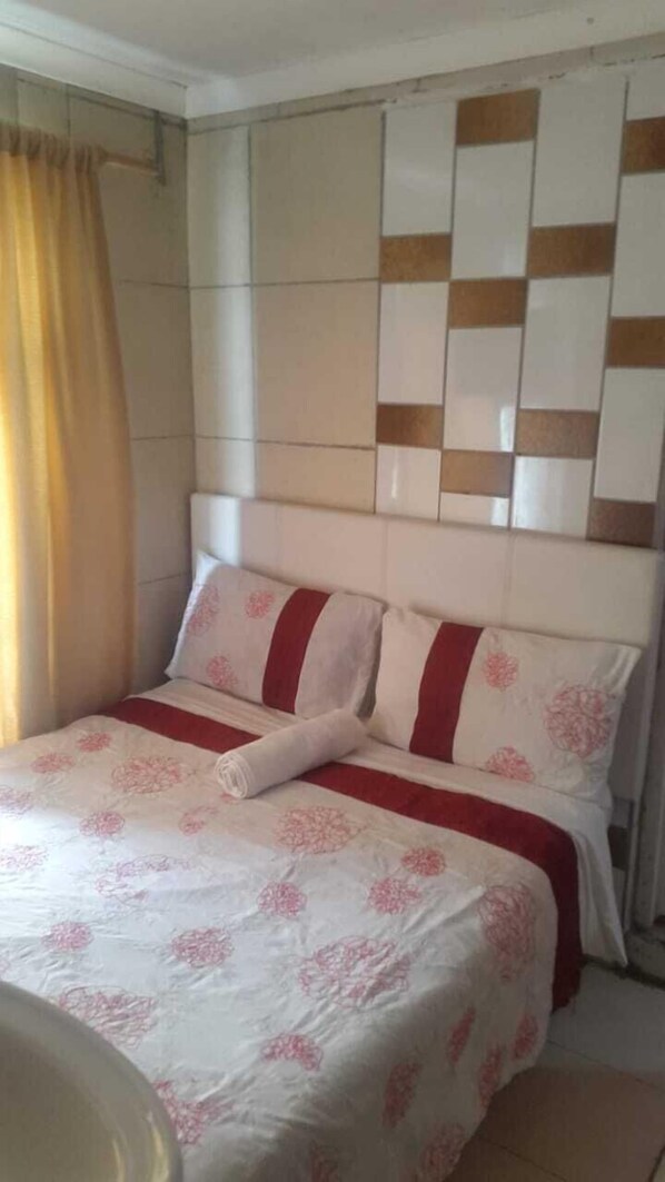 Habitación doble, baño compartido | Escritorio, tabla de planchar con plancha, wifi gratis y ropa de cama 