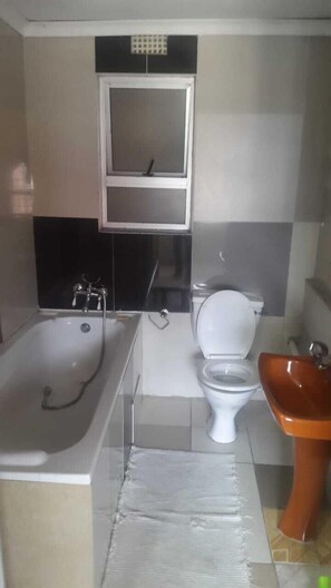 Doppelzimmer, Gemeinschaftsbad | Badezimmer | Kostenlose Toilettenartikel, Handtücher, Seife, Shampoo