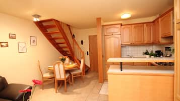 Fridge, oven, stovetop, coffee/tea maker