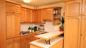Frigorífico, horno, placa de cocina y cafetera o tetera