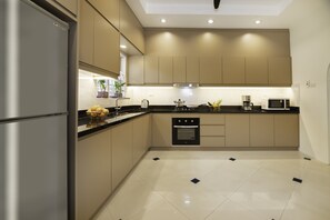 Kühlschrank, Mikrowelle, Ofen, Wasserkocher mit Kaffee-/Teezubehör