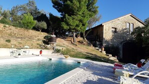 A stone building with a pool, surrounded by trees and a sloped landscape. - Charming house - Montels - Occitanie Mediterranean (Montels)