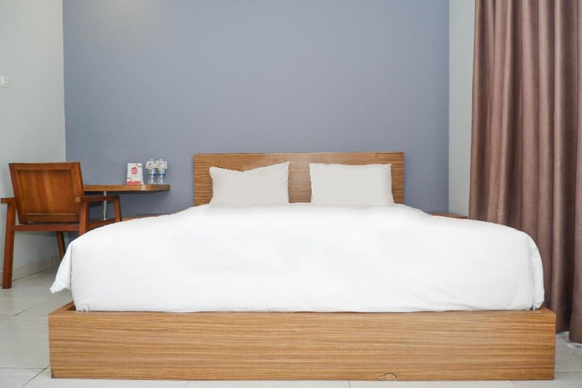 Egyptian cotton sheets, premium bedding, Tempur-Pedic beds, desk