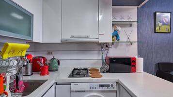 Duplex | Private kitchenette | Fridge, microwave, stovetop, electric kettle