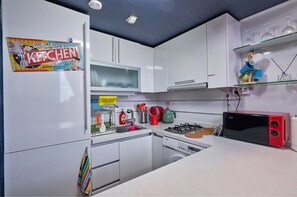 Duplex | Private kitchenette | Fridge, microwave, stovetop, electric kettle