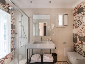 Doccia, asciugacapelli, bidet, asciugamani