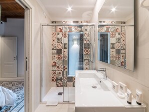 Douche, sèche-cheveux, bidet, serviettes fournies