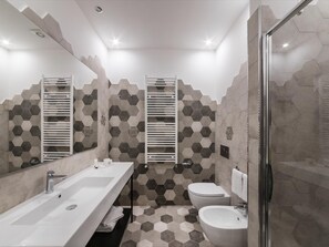 Douche, sèche-cheveux, bidet, serviettes fournies