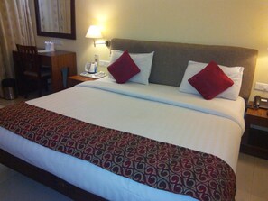 Desk, rollaway beds, free WiFi, bed sheets - Park Residency (Kanayannur)