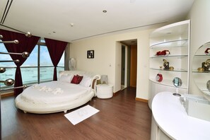 Premium bedding, in-room safe, blackout curtains, iron/ironing board - 3 Bed Beautiful Home with Awesome View (Dubai)
