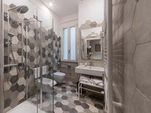 Shower, hair dryer, bidet, towels - Panisperna Apartment 2 (Rome)