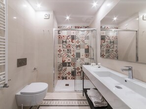Douche, sèche-cheveux, bidet, serviettes fournies