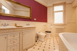 Baignoire, sĂšche-cheveux, bidet, serviettes fournies