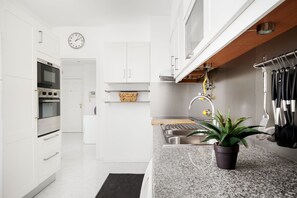 Frigorífico, microondas, horno y placa de cocina