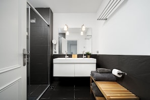 Shower, hair dryer, towels, toilet paper - Beautiful Modern Apartment in Olhão, Algarve (Olhão)