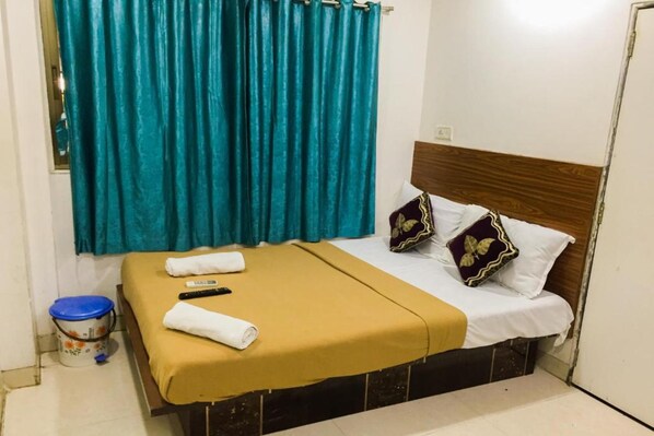 Basic Double Room | Iron/ironing board - Hotel Delight (Mumbai)