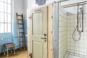 Secador de cabelo, toalhas de banho, sabonete, papel higiênico