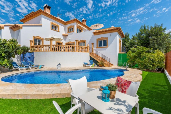 A two-story house with a swimming pool, a balcony, and a staircase leading to the upper floor. - Villa Serena - PlusHolidays (Calpe)