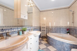 Bathtub, hair dryer, towels - Villa Serena - PlusHolidays (Calpe)