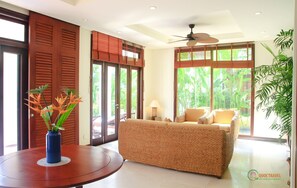 Televisión de pantalla plana, chimenea y estéreo 