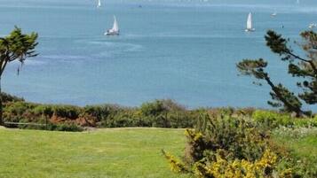 Vlak bij het strand, ligstoelen