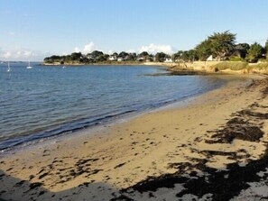 Nær stranden og solsenger