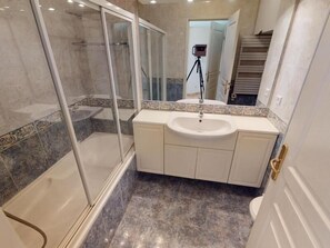 Hair dryer, towels - Beautiful 1BR downtown Menton with terrace, AC, Wi-Fi (Menton)