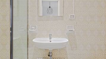 Dusj, hårføner, bidé og håndklær