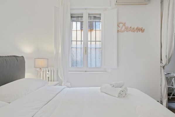 1 habitación, tabla de planchar con plancha, wifi y ropa de cama 