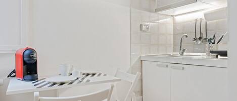 Fridge, stovetop, coffee/tea maker, electric kettle