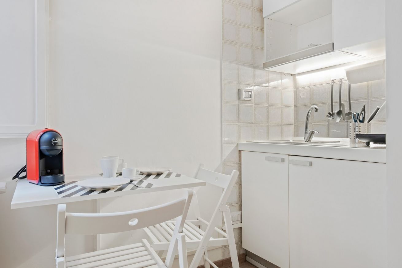 Fridge, stovetop, coffee/tea maker, electric kettle