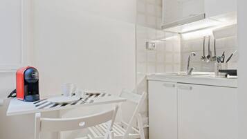 Fridge, stovetop, coffee/tea maker, electric kettle