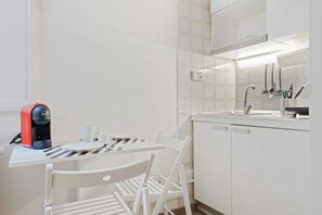 Fridge, stovetop, coffee/tea maker, electric kettle