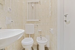 Ducha, secador de pelo, bidet, toallas